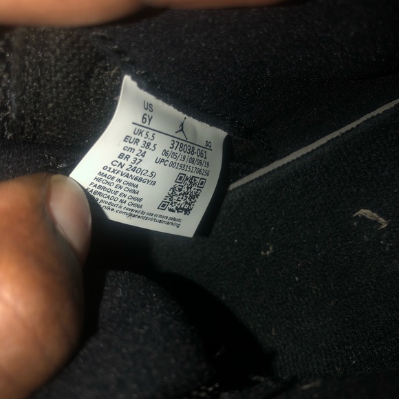 Jordan’s 11 Youths size 6Y - Picture 5 of 8